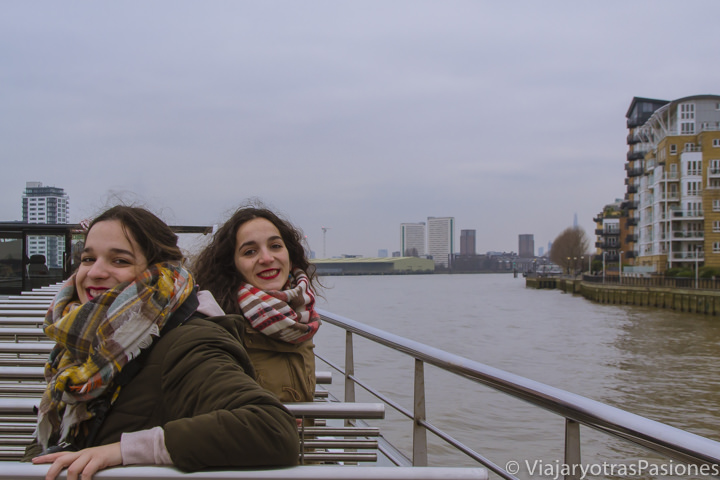 Hermanas en el crucero del río Támesis desde Greenwich en Londres, Inglaterra