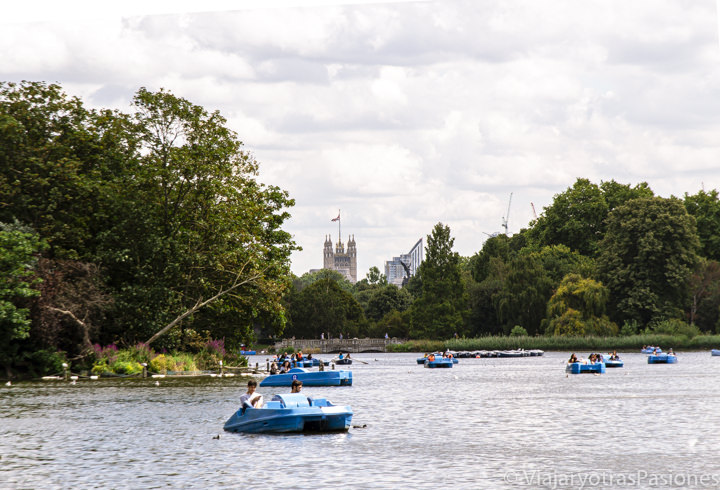 Panorama del bonito lago the Serpentine en Hyde Park en Londres, Reino Unido