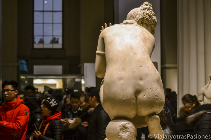Detalle de una hermosa estatua griega en el British Museum en Londres, Reino Unido