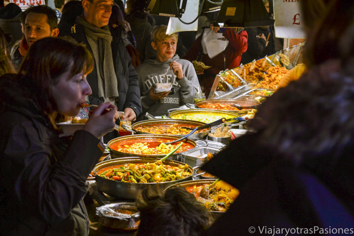 Deliciosa comida en el Food Court de Camden Town en Londres, Inglaterra