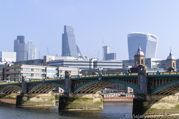 Vista del puente de Southwark y los rascacielos de la City de Londres, Inglaterra