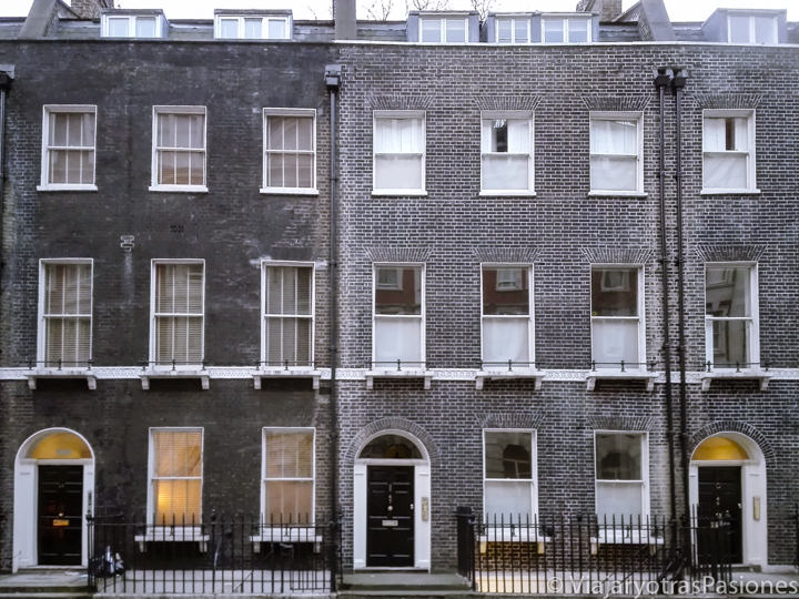 Típicas fachadas en el barrio de Bloomsbury en Londres, Reino Unido