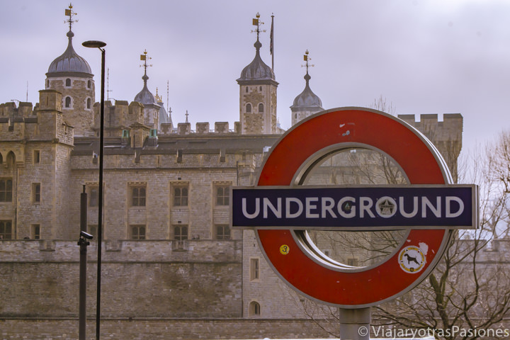 Frente a la Torre de Londres y del famoso logo del metro 