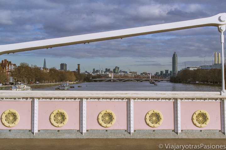 Bonita imagen del puente rosa Albert Bridge cerca del barrio de Chelsea en Londres