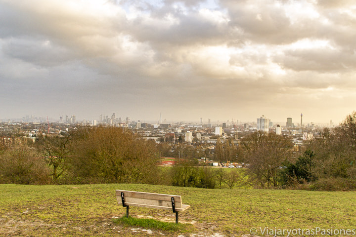 Increíble vista de Londres desde Parliament Hill en el Parque de Hampstead Heath 