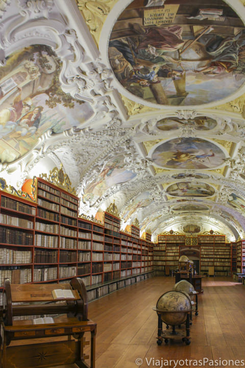 Espectacular interior de la biblioteca del monasterio Strahov en Praga