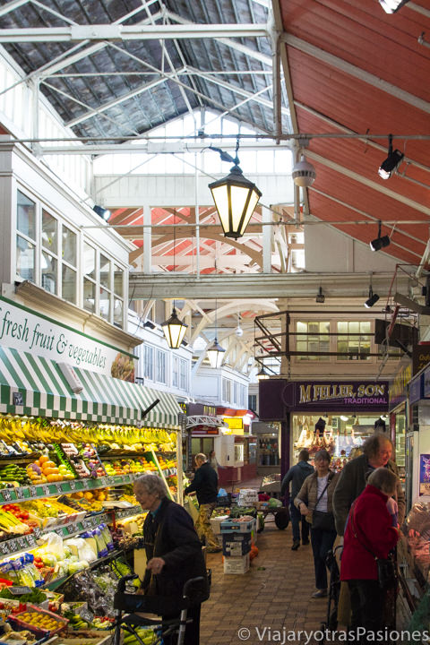 Puestos en el interior del Covered Market de Oxford, Inglaterra