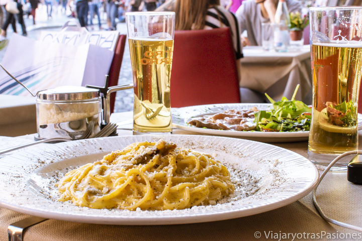 Sabrosa comida en un restaurante en Piazza Navona en Roma, Italia