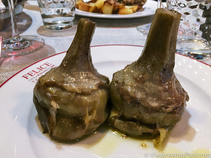 Deliciosa porciòn de carciofi alla romana en el restaurante da Felice en Roma, Italia