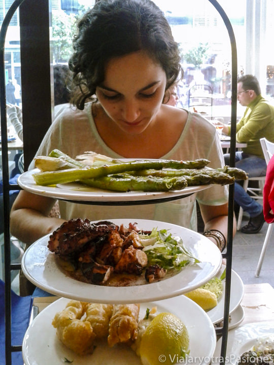 Comiendo porciones de sabrosa comida griega de la cadena Real Greek en Londres