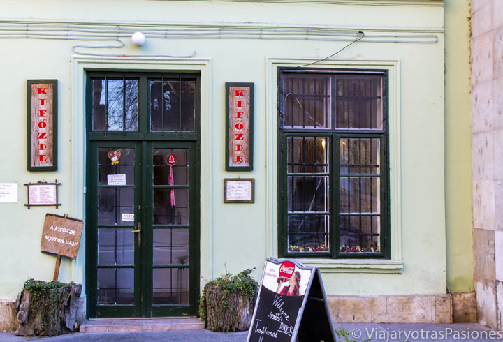 Entrada del restaurante Nagyi Kifozdeje de Budapest, Hungría