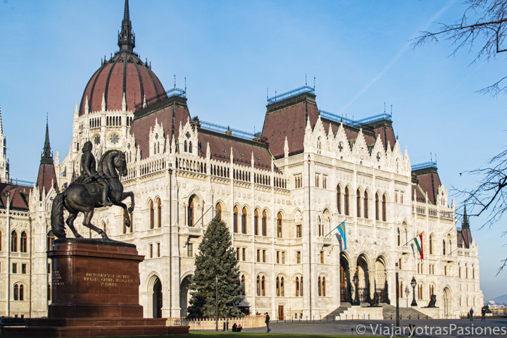 Espectacular fachada del famoso Parlamento de la ciudad de Budapest, Hungría