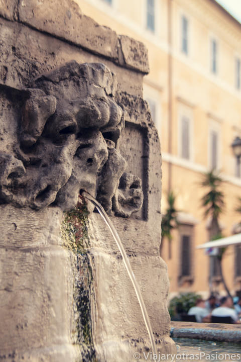 Fuente de agua monumental en el bonito centro histórico de Roma, Italia