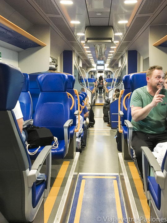 Interior del tren Leonardo Express para viajar entre Fiumicino y Roma, Italia