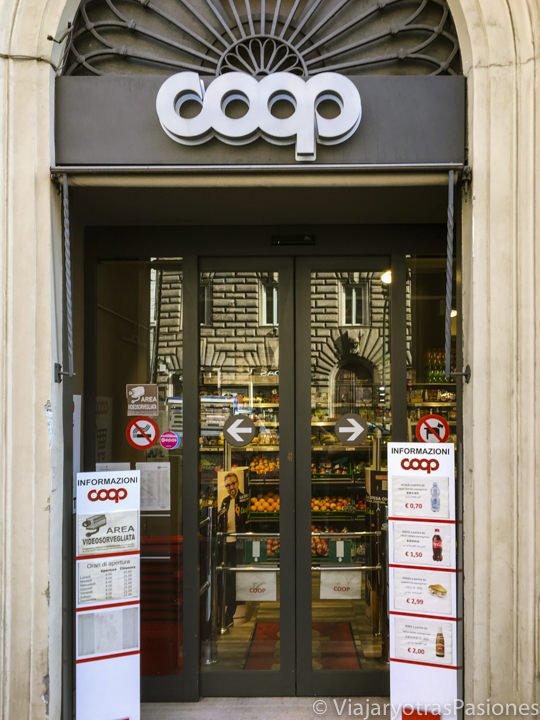 Entrada de una típica Coop de Roma, Italia