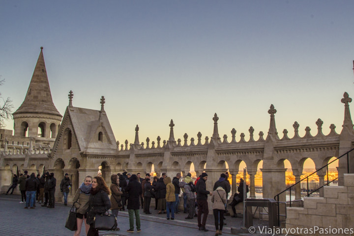 Imagen del Bastion de los Pescadores de Budapest al atardecer