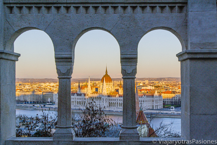 Encantadora imagen del Parlamento de Budapest desde el Bastión de los Pescadores