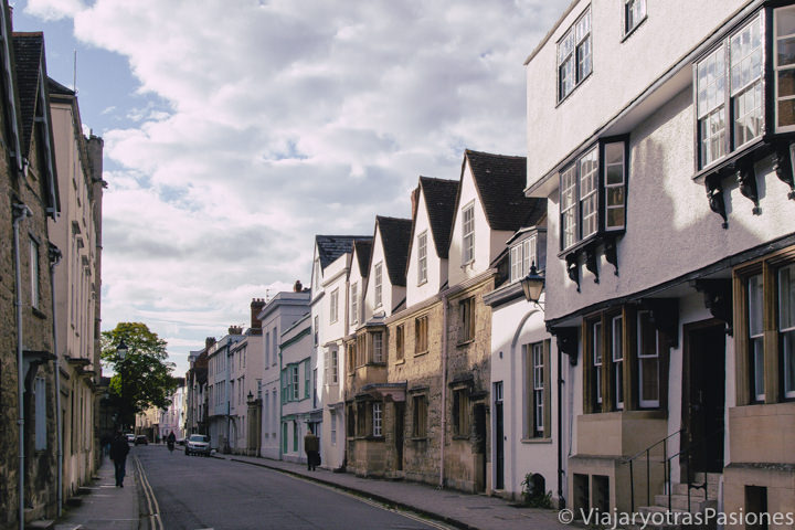 Panorámica de una de las calles mas bonitas de Oxford, Holywell Street