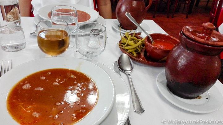 Imagen del delicioso caldo del cocido madrileño