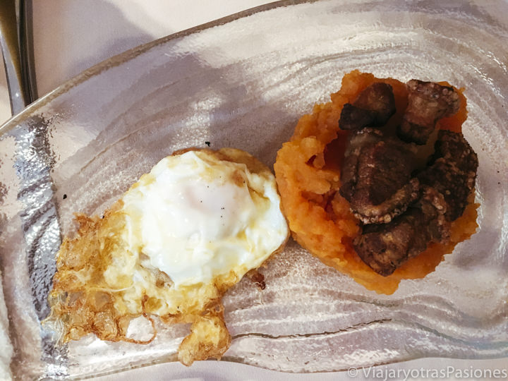 Espectacular plato de patatas revolconas, típicas de Ávila, España