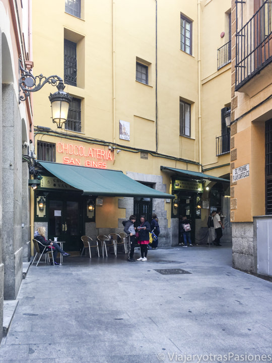 Entrada de la chocolatería San Ginés desde el típico pasadizo en el centro di Madrid