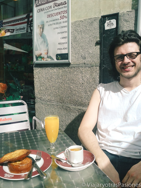 Comiendo las famosas torrijas en el centro de Madrid, España