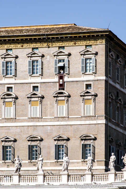 Fachada del palazzo Apostolico y del Papa Francesco en Roma, Italia