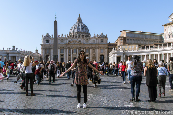 Multitud de gente en la famosa plaza de San Pedro en el Vaticano, Roma