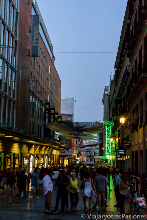 Vista nocturna de la Calle Preciado de Madrid, España