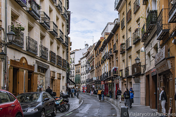 Bonita vista de una típica calle de La Latina en Madrid, España