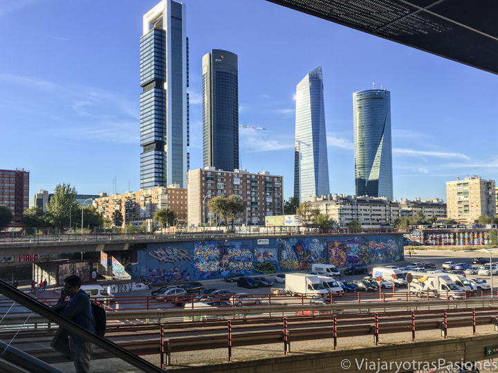 Panorama de las famosas Cuatro Torres cerca de la estación de Chamartín, Madrid