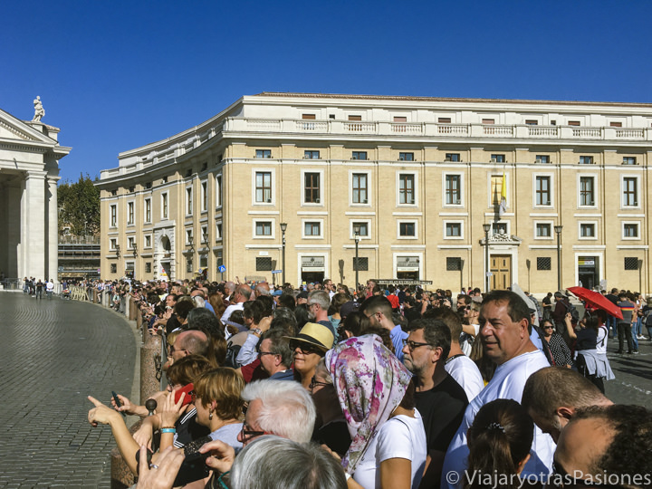 Multitud de gente esperando el Papa en Plaza San Pedro en el Vaticano, Roma