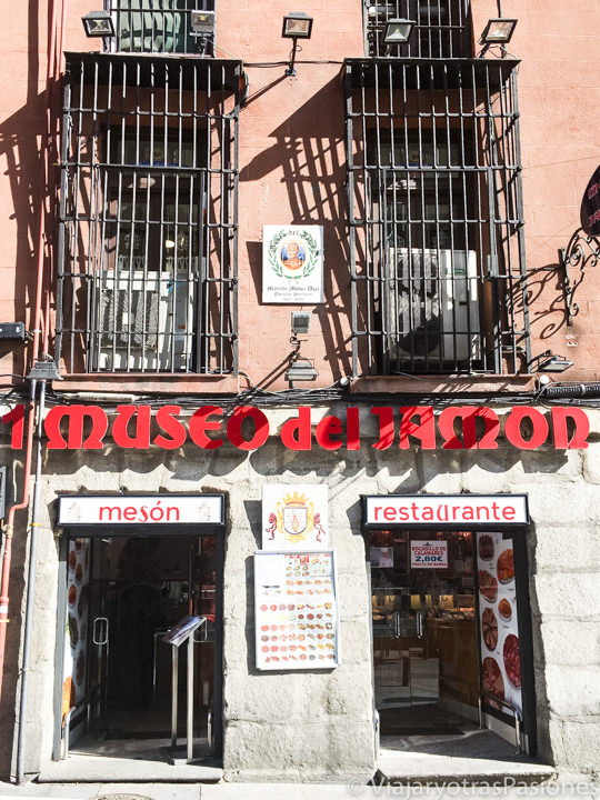Entrada del famoso Museo del Jamón en Madrid, España