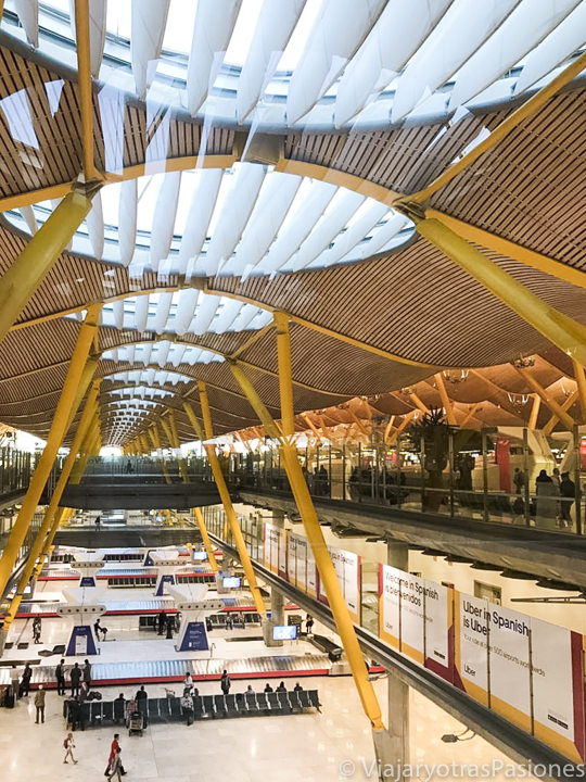 Sala interior del Terminal 4 en el aeropuerto de Madrid, España