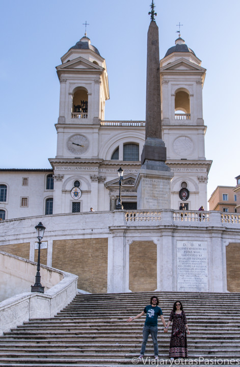 Pareja en las famosas escaleras de Piazza di Spagna en Roma, Italia