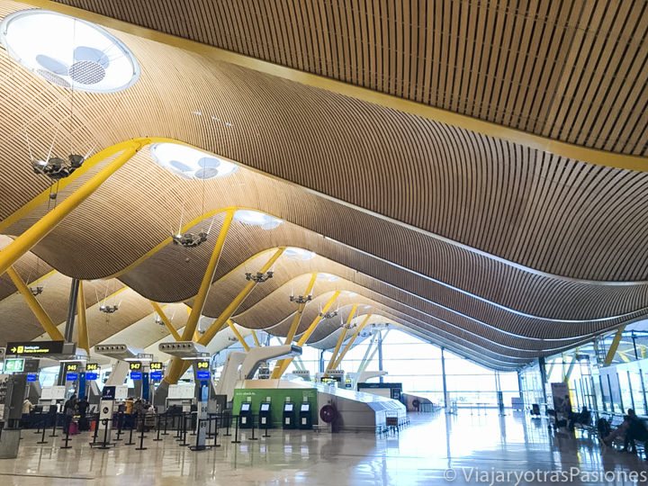 Espectacular interior del Terminal 4 del aeropuerto de Madrid, España