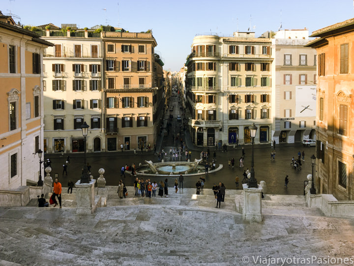 Vista de Via Condotti y de la famosa Piazza di Spagna en Roma, en Italia