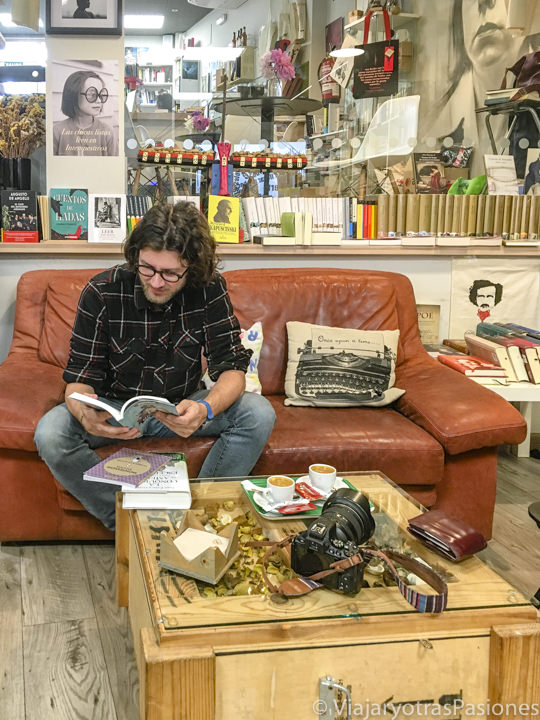 Tomando café en el café-librería Intempestivos en Segovia, España