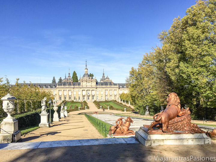 Increíble vista del Palacio Real de La Granja de San Ildefonso desde una de sus fuentes