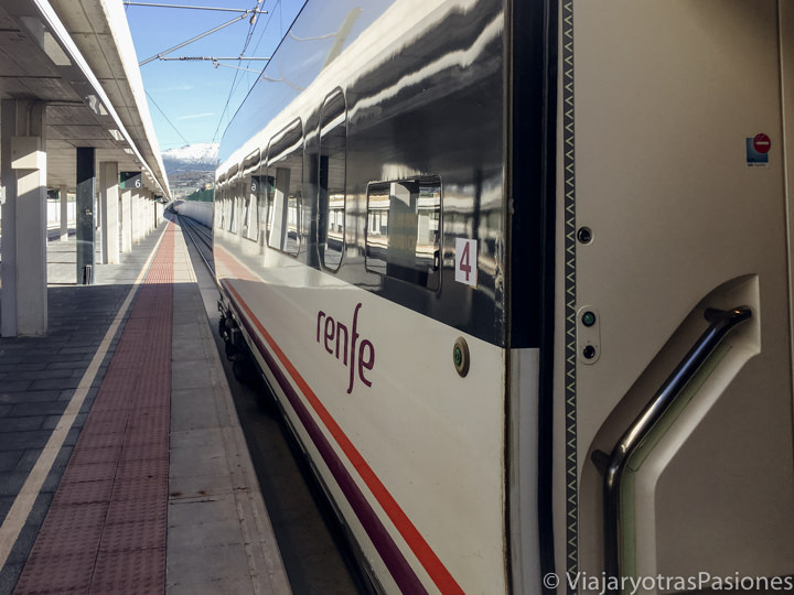 Típico tren para ir de Madrid a Segovia, España