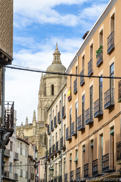 Espectacular vista de la Catedral de Segovia desde la calle Real, España
