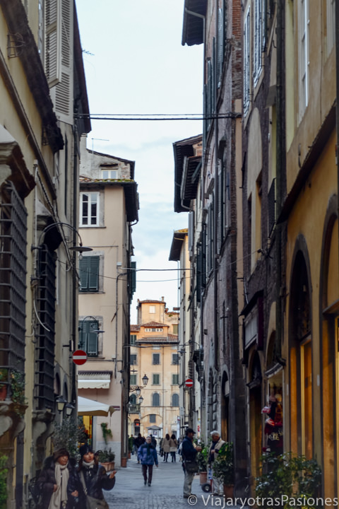 Típica calle en el centro de Lucca en Italia