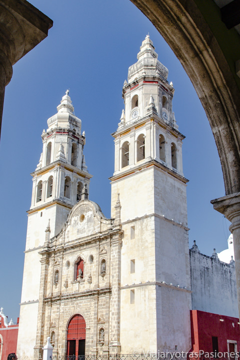 Fachada de la Catedral de Nuestra Señora en el centro de Campeche, México