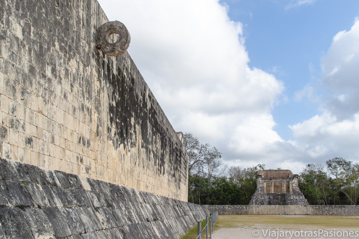 Detalle de la zona del Juego de la Pelota en Chichén Itzá, México