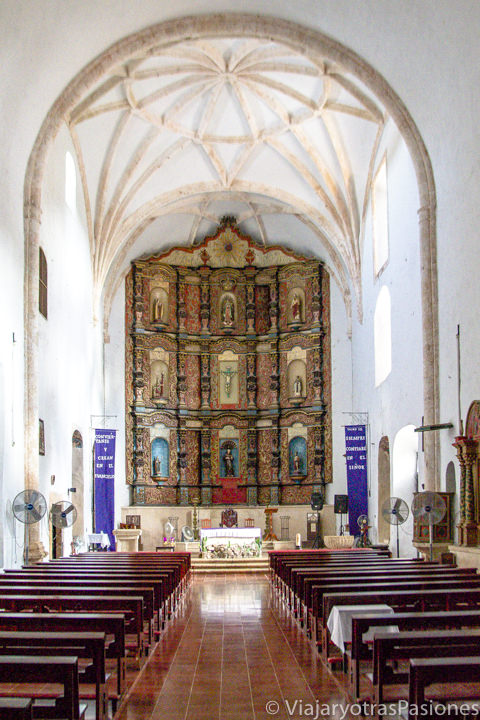 Interior de la iglesia del convento de San Bernardino de Siena en Valladolid, México