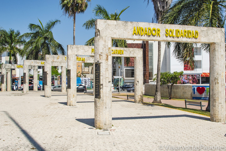 Imagen de los arcos de Solidaridad de Playa del Carmen, México