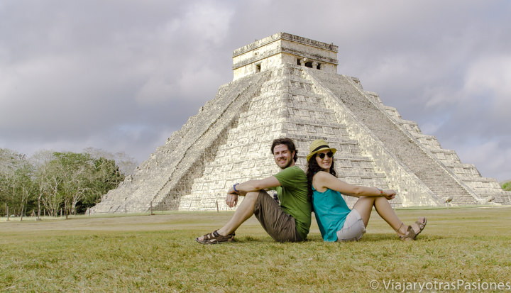 Pareja en Chichen Itzá viajando por México