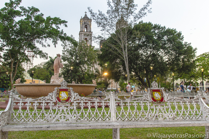 Vista del parque Francisco Cantón Rosado en el centro de Valladolid, México