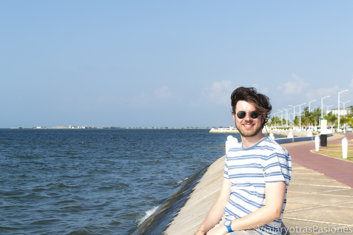 Chico disfrutando del Malecón de Campeche, México