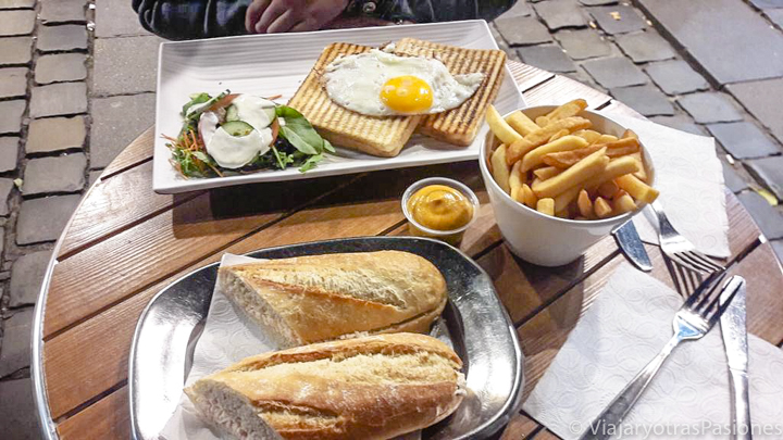 Una mesa típica a la hora de comer en Bélgica: sandwich, baguette y patatas